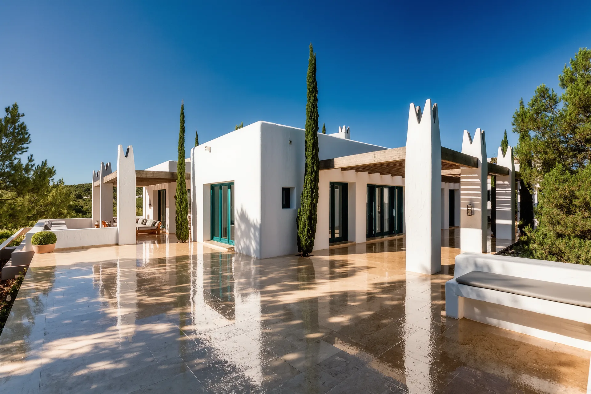 Outdoor-Luxus: Immobilien mit großzügigen Terrassen und Pools